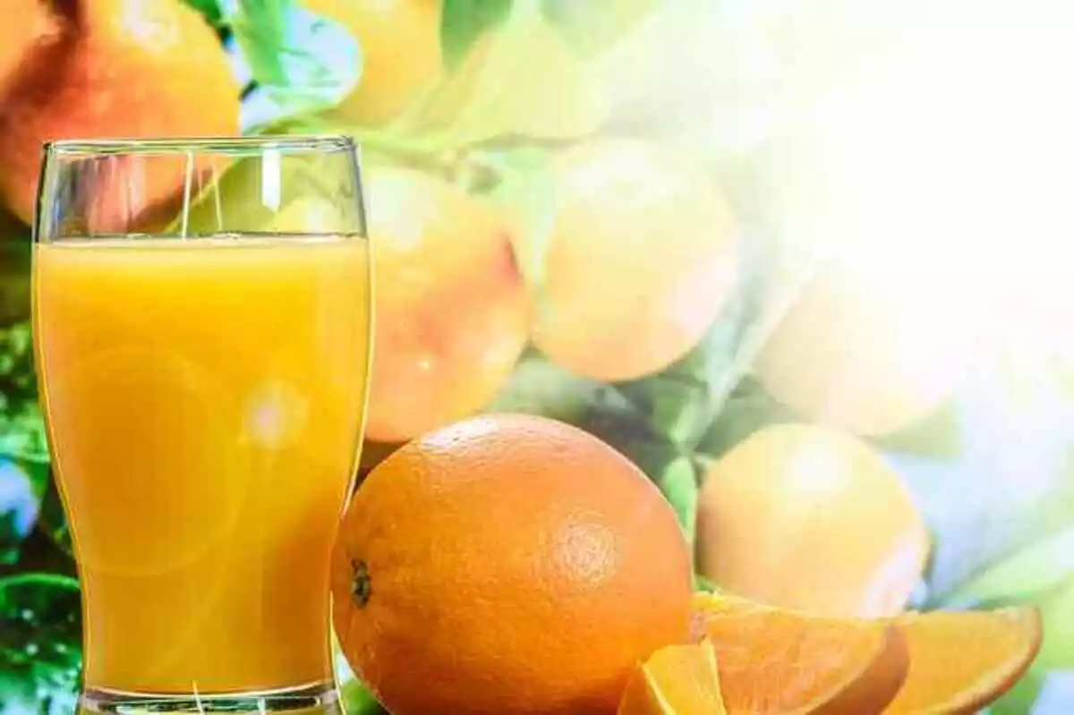 Vaso de zumo de naranja