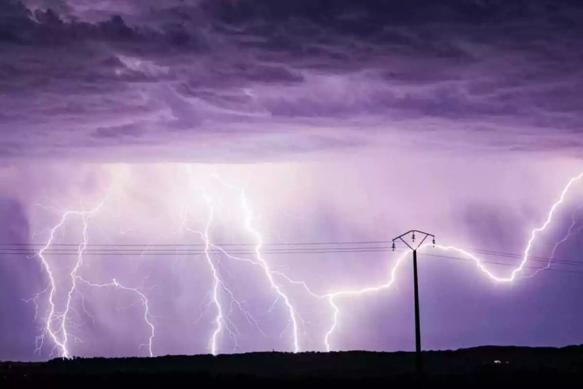 Imagen de una fuerte tormenta con muchos rayos