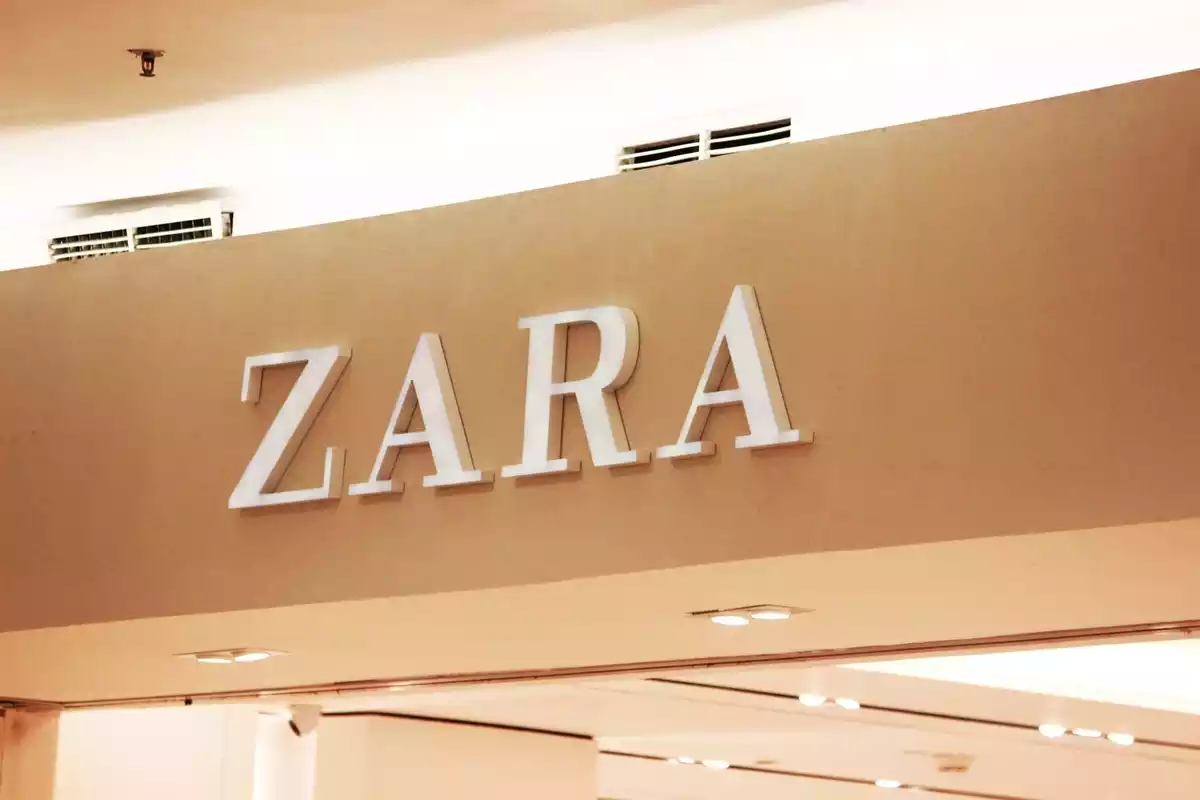 Logotipo de Zara en un cartel de entrada a una tienda