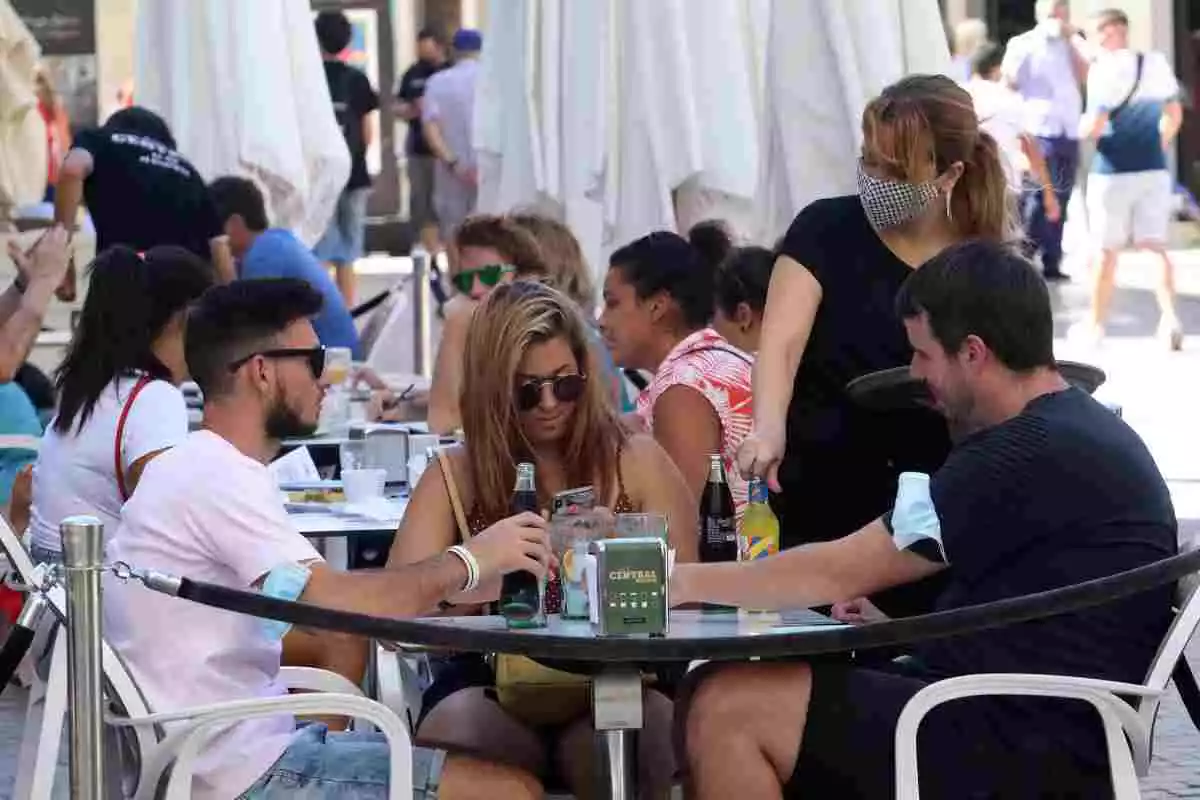 Varias personas en una terraza en Andalucía