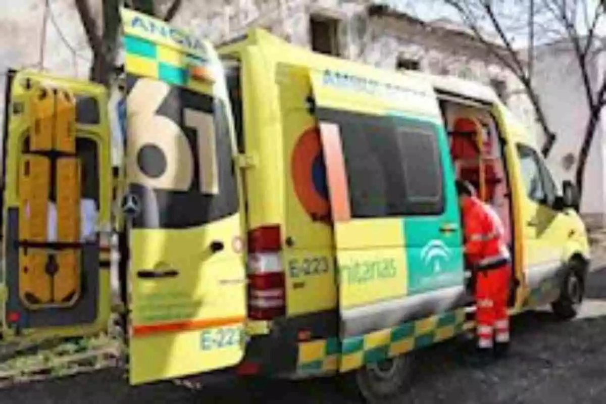 Una ambulancia y de un empleado del 061 de la Empresa Pública de Emergencias Sanitarias (EPES) de Andalucía