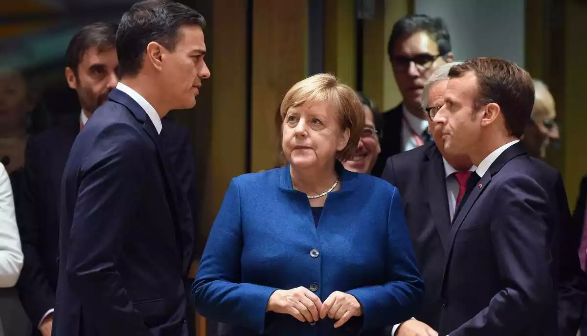 Pedro Sánchez, Angela Merkel y Emmanuel Macron hablando en un encuentro