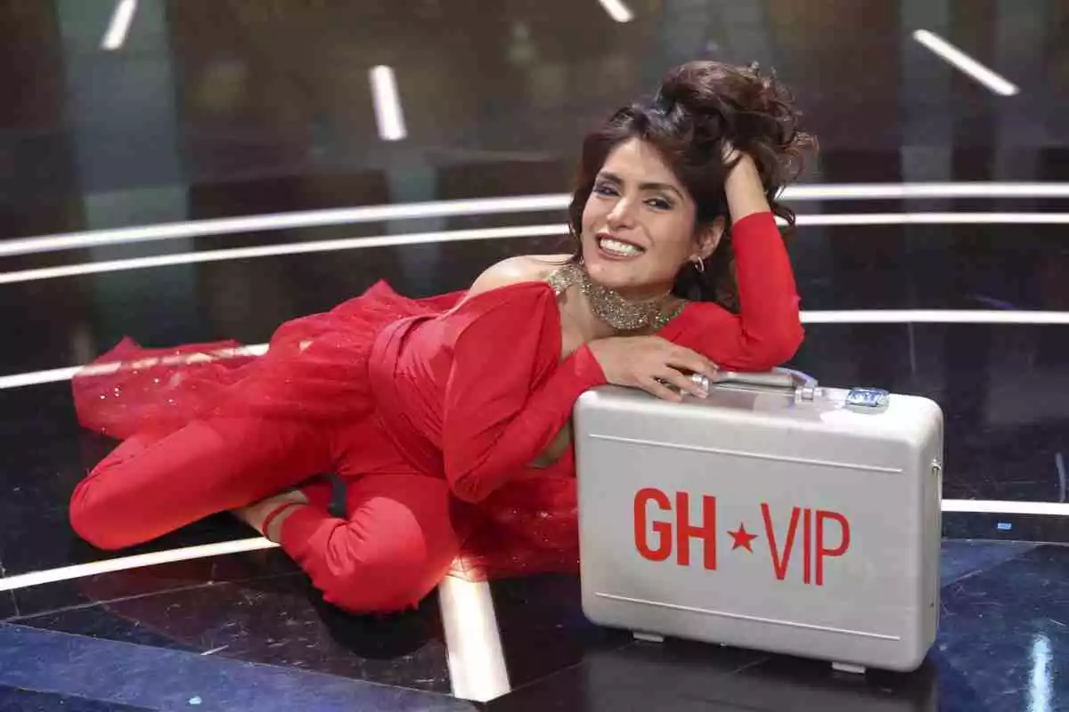 Míriam Saavedra estirada en el plato de Gran Hermano VIP apoyada en el maletín de ganadora del concurso