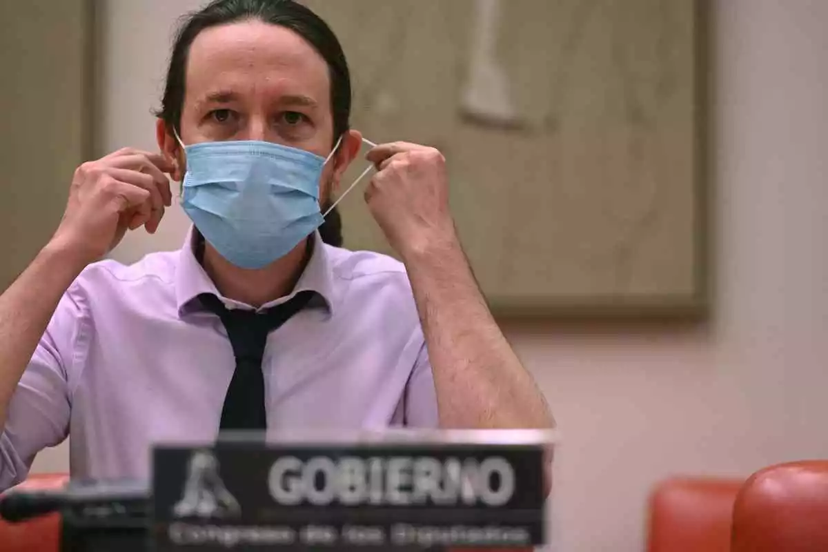 Pablo Iglesias colocándose la mascarilla en una reunión del Gobierno