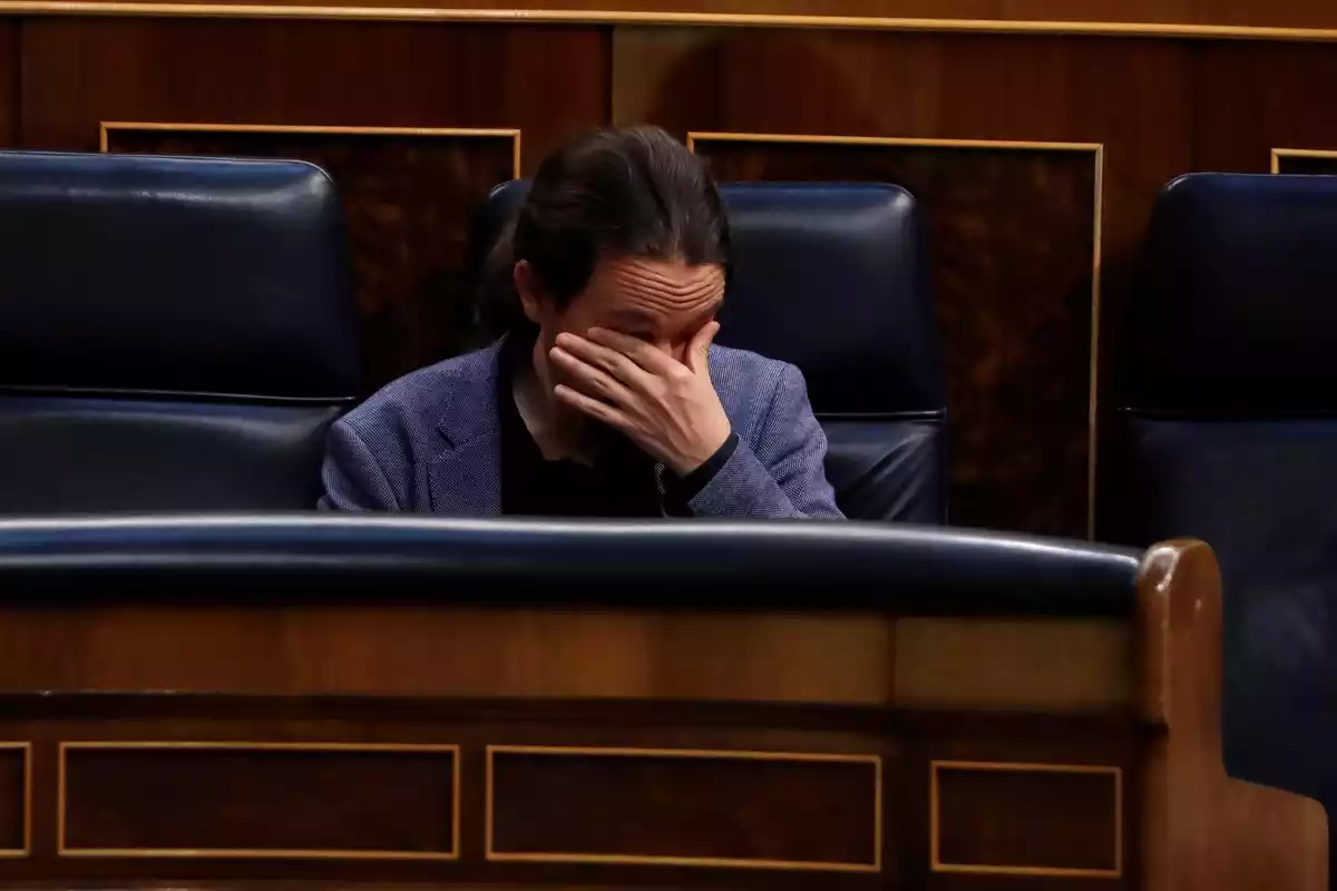 Pablo Iglesias visiblemente cansado en su escaño del Congreso de los Diputados