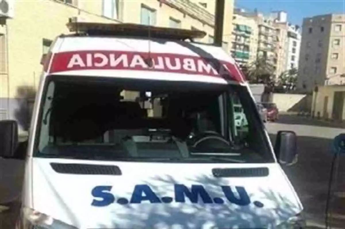 Parte delantera de una ambulancia del SAMU de la Comunidad Valenciana