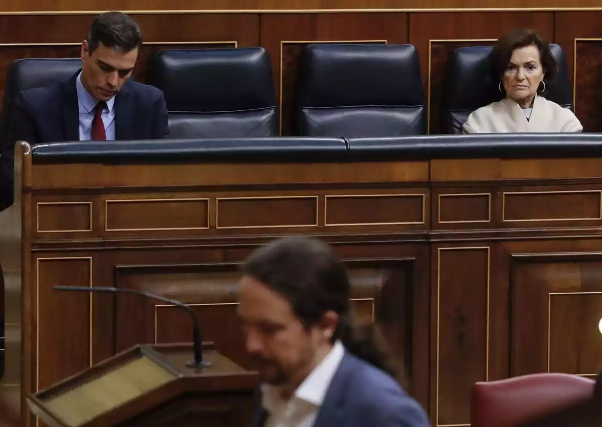 Pedro Sánchez en el Congreso de los diputados con Pablo Iglesias en primer plano