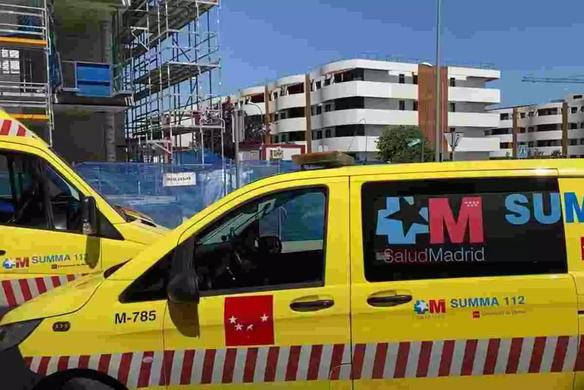 Duna ambulancia y un vehículo del Summa 112 de Madrid