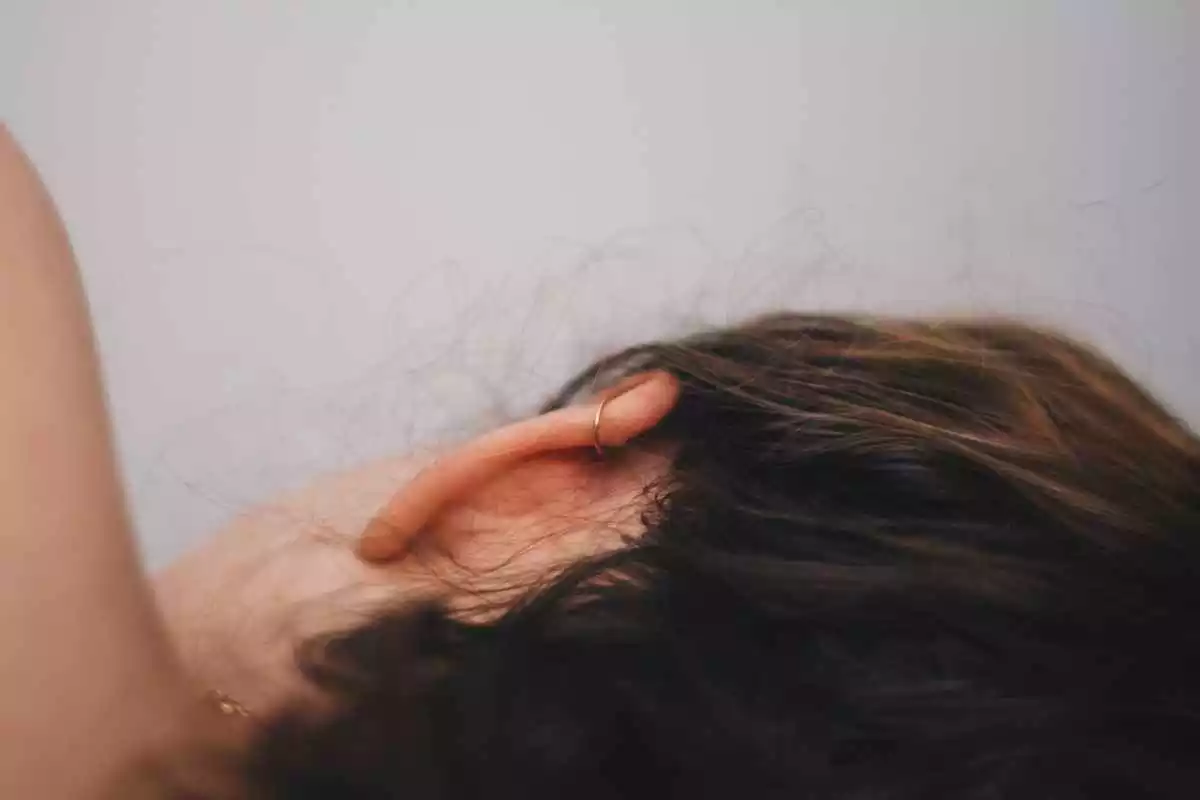 Primer plano de la oreja de una mujer acostada