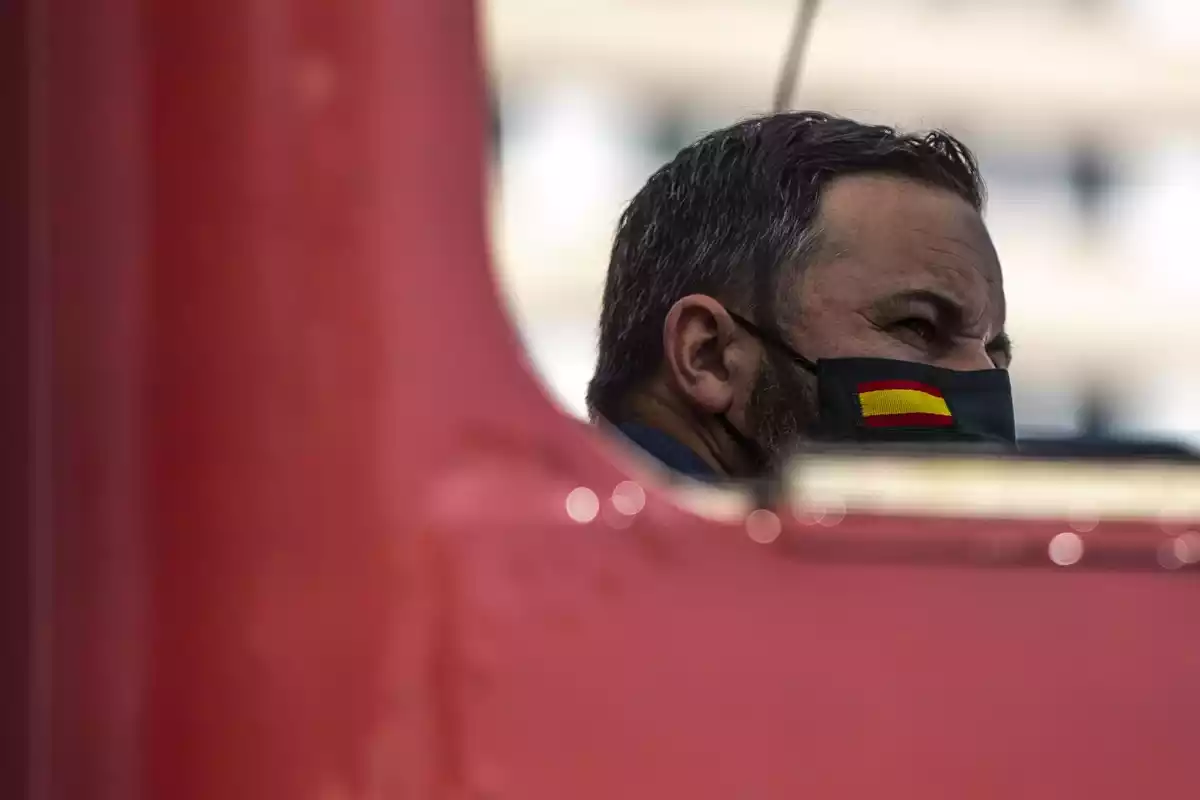 Primer plano de Santiago Abascal luciendo la mascarilla de la Guardia Civil