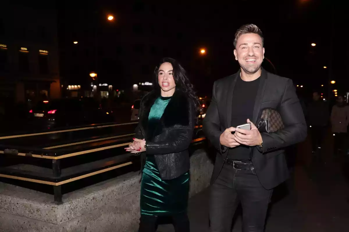 Rafa Mora junto a su novia Macarena Millán andando por la calle