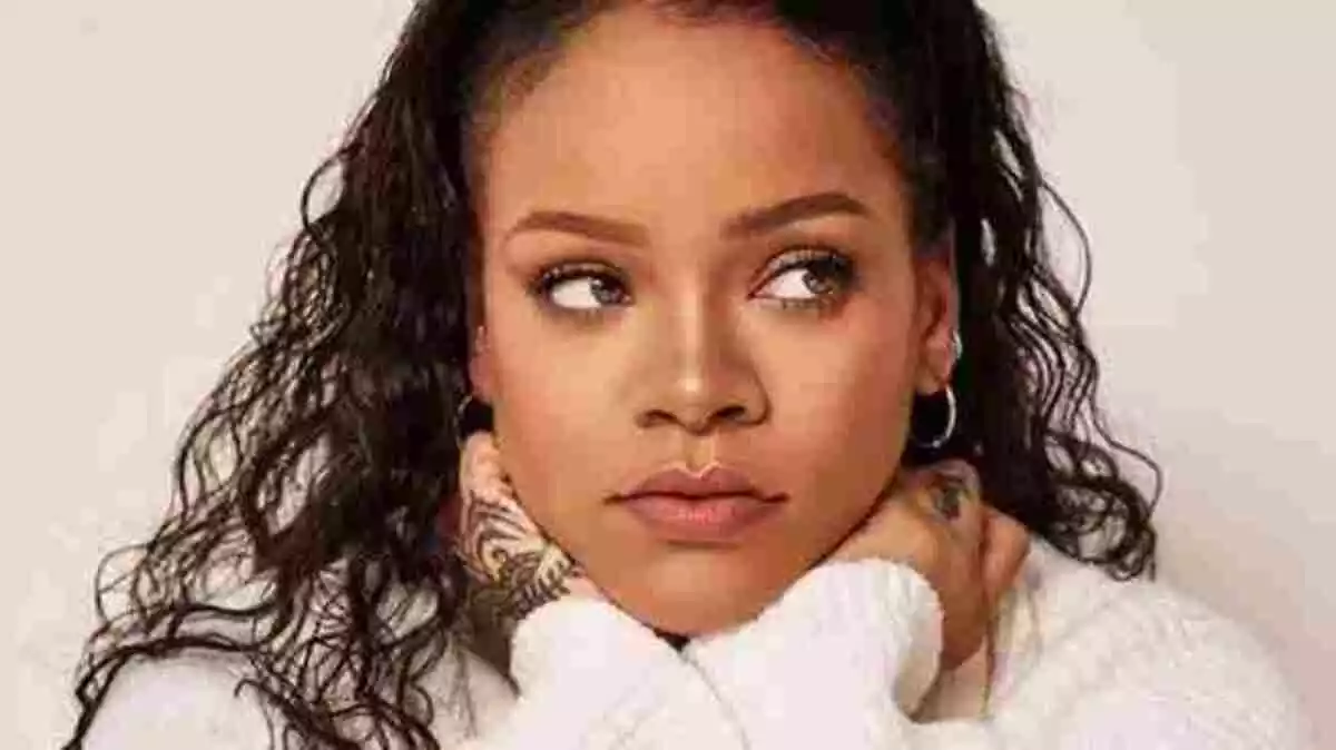 Primer plano de Rihanna con jersey blanco