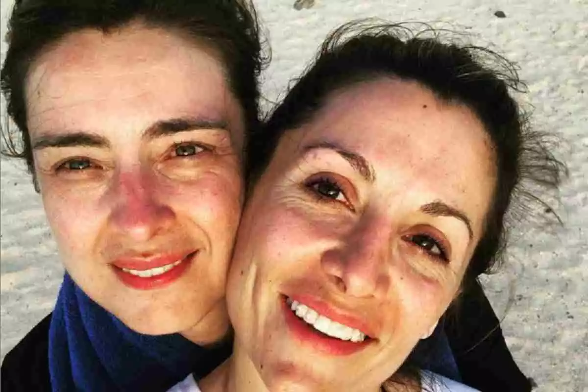 Sandra Barneda y Nagore Robles juntas haciéndose un selfie