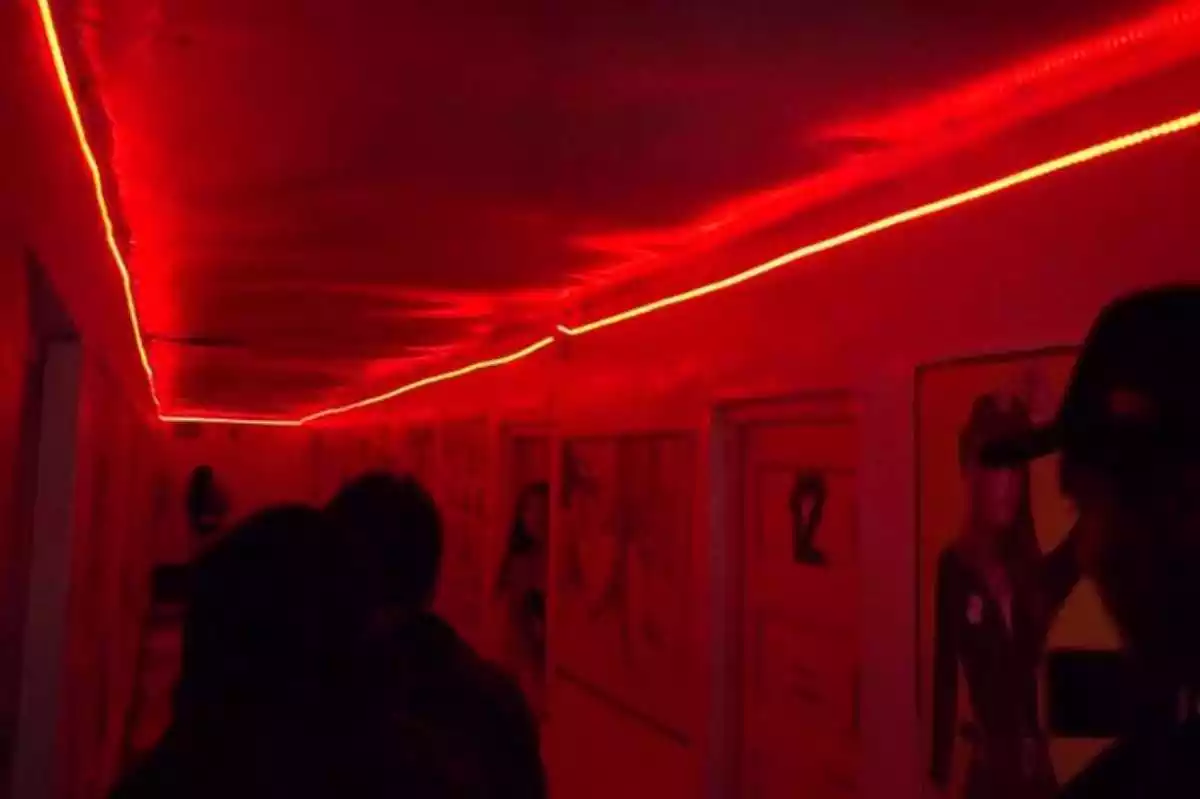 Interior de un prostíbulo con luces rojas