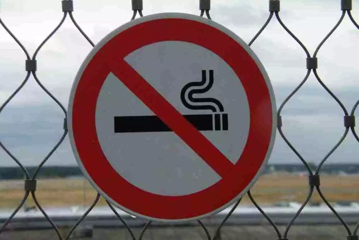 Tres comunidades podrían prohibir fumar en la calle ya tras hacerlo Galicia