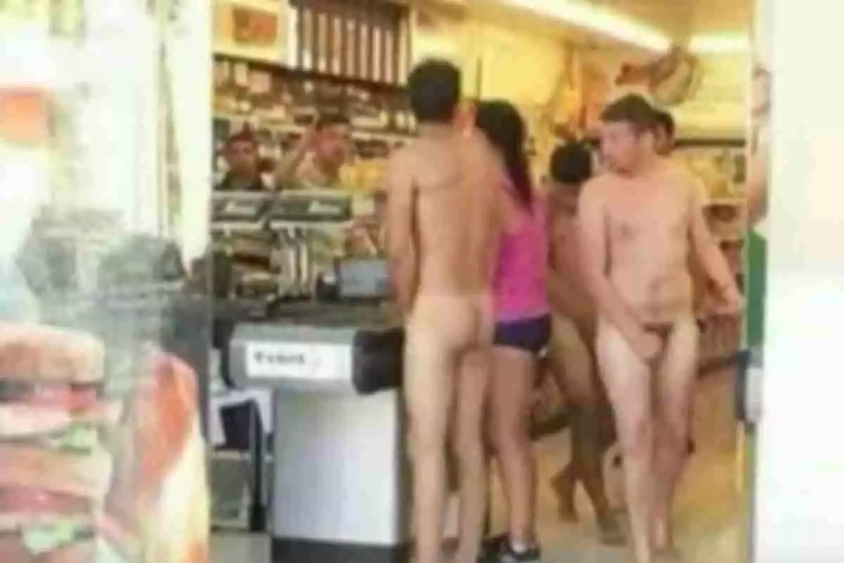 Turistas desnudos en la Barceloneta