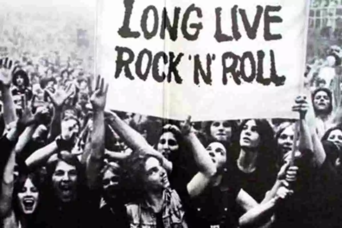 Una multitud de jóvenes se manifiesta con una pancarta que pone "Long live rock`n´roll"