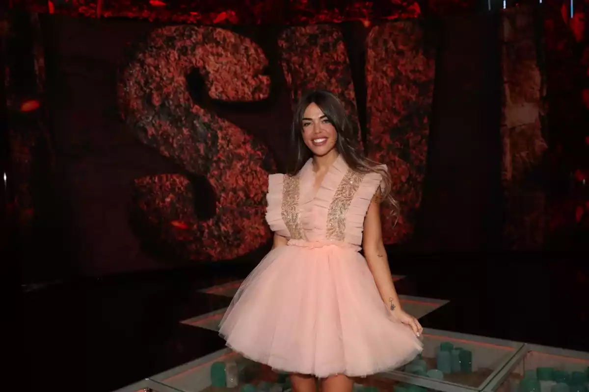 Violeta Magrinyan con un vestido rosa en el plató de Supervivientes