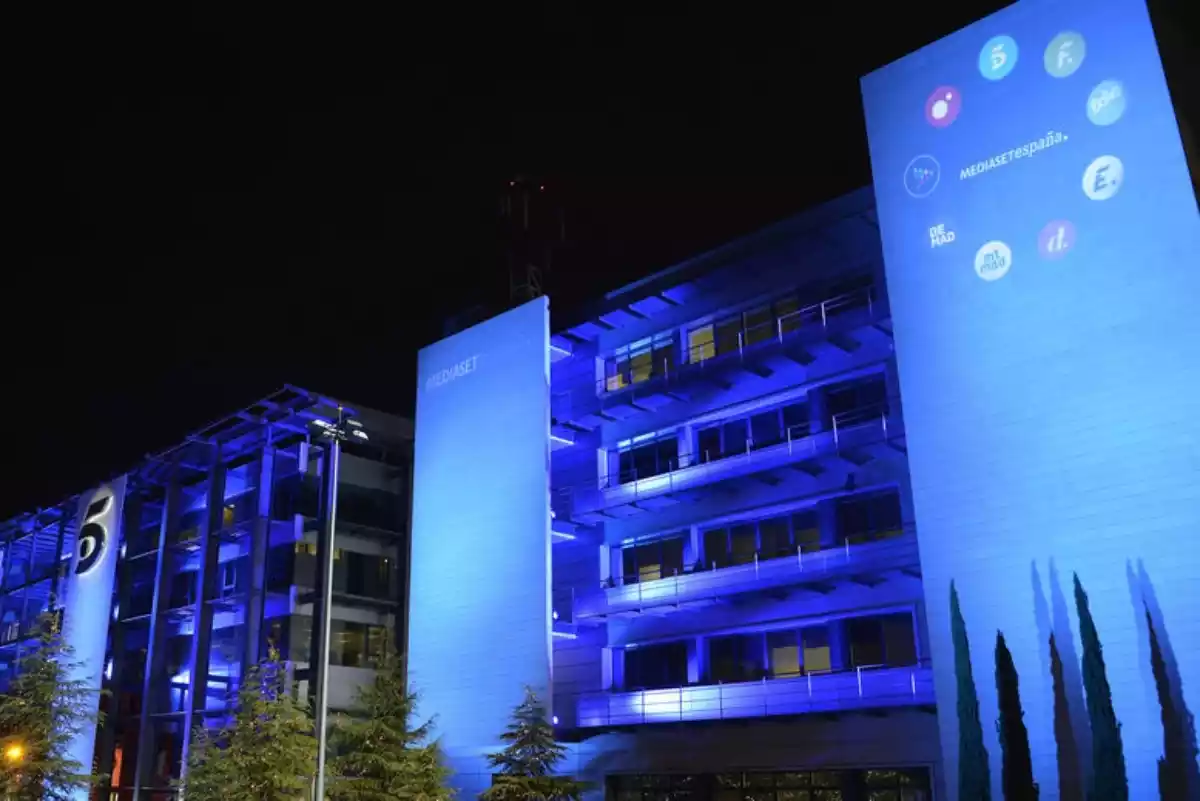 Vista frontal de las instalaciones de Mediaset España de noche