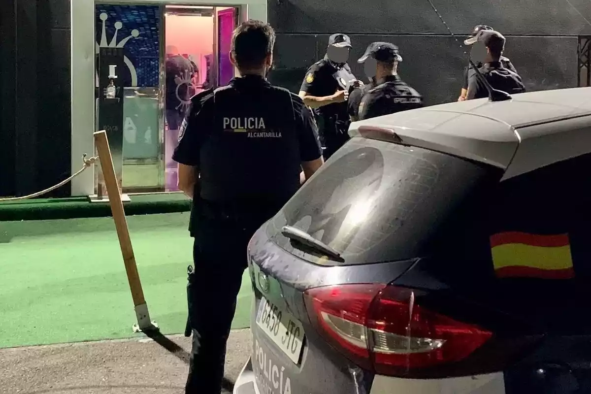 Agentes de la Policía Local de Alcantarilla clausurando un local de ocio nocturno