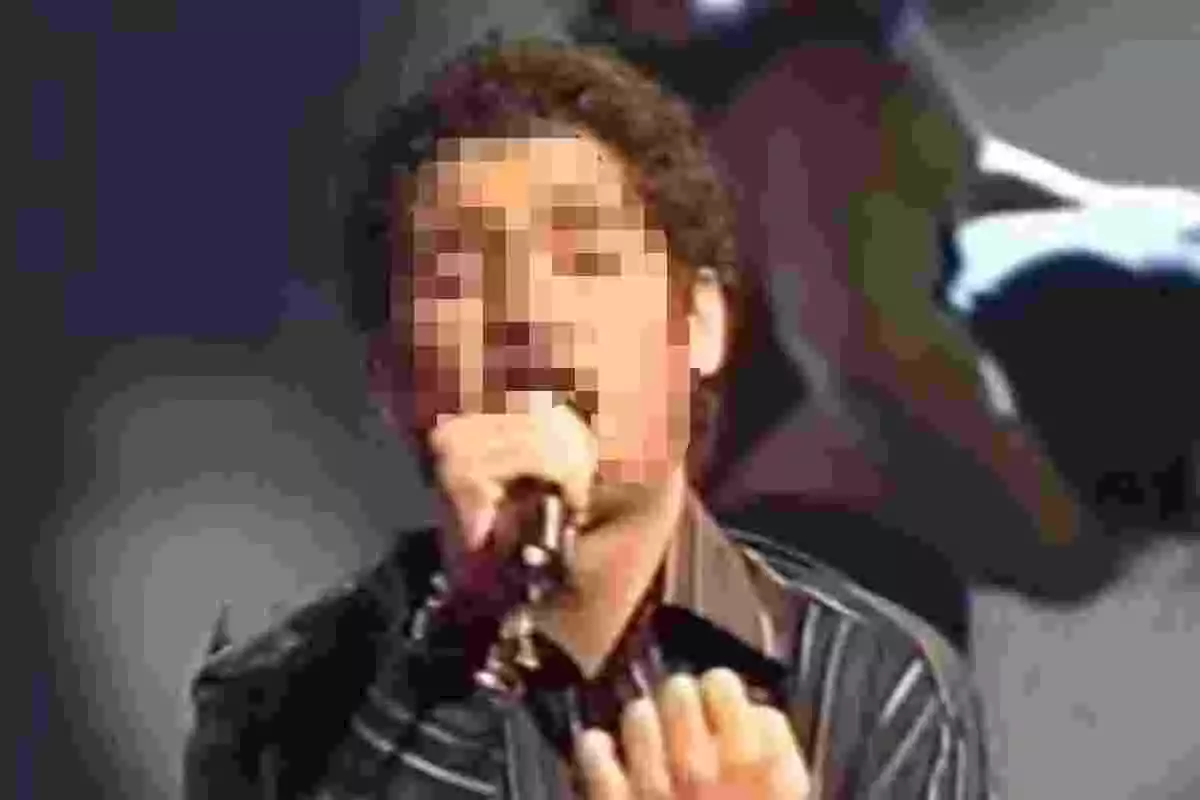 Borja Voces cantando en 'OT' con la cara pixelada