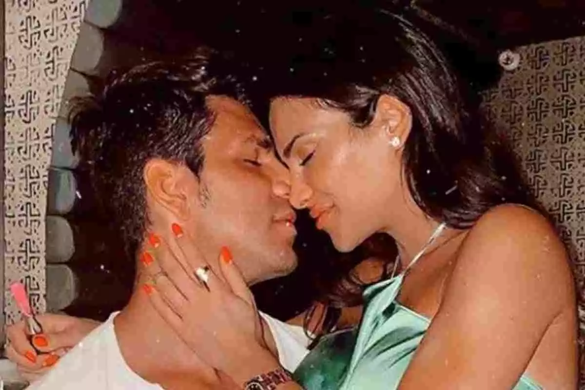 Diego Matamoros y Carla Barber besándose