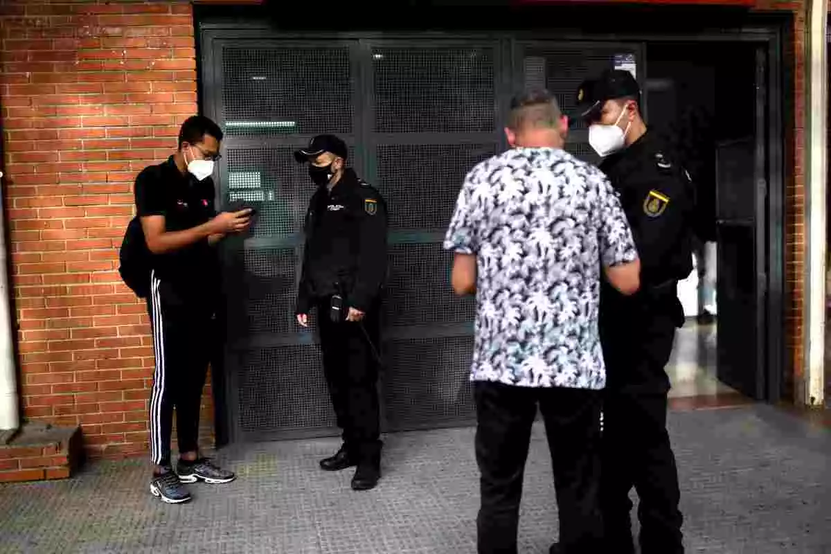 Dos policías nacionales en un control en una estación de Madrid