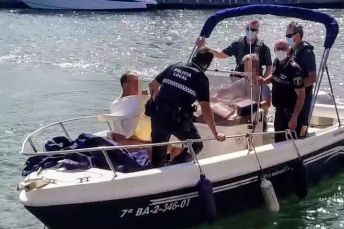 El desaparecido rescatado en una barca por la Policía Local de Alboraia