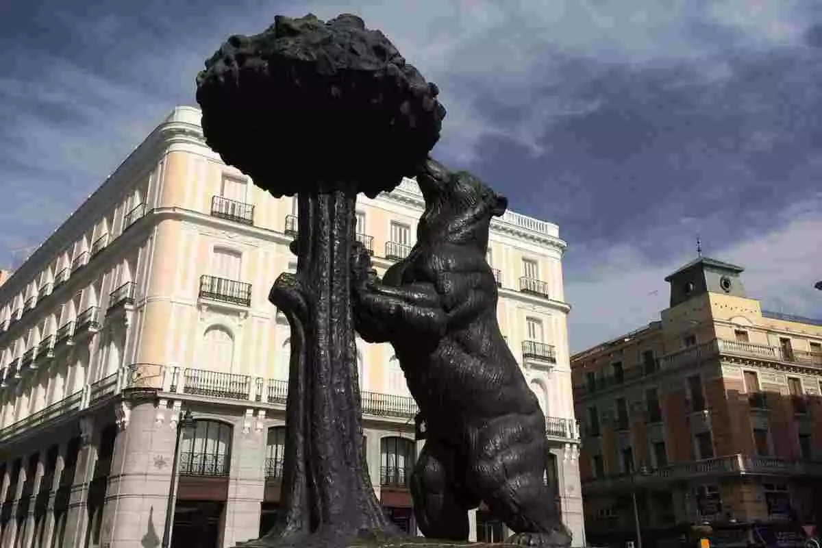 Escultura del Oso y el Madroño