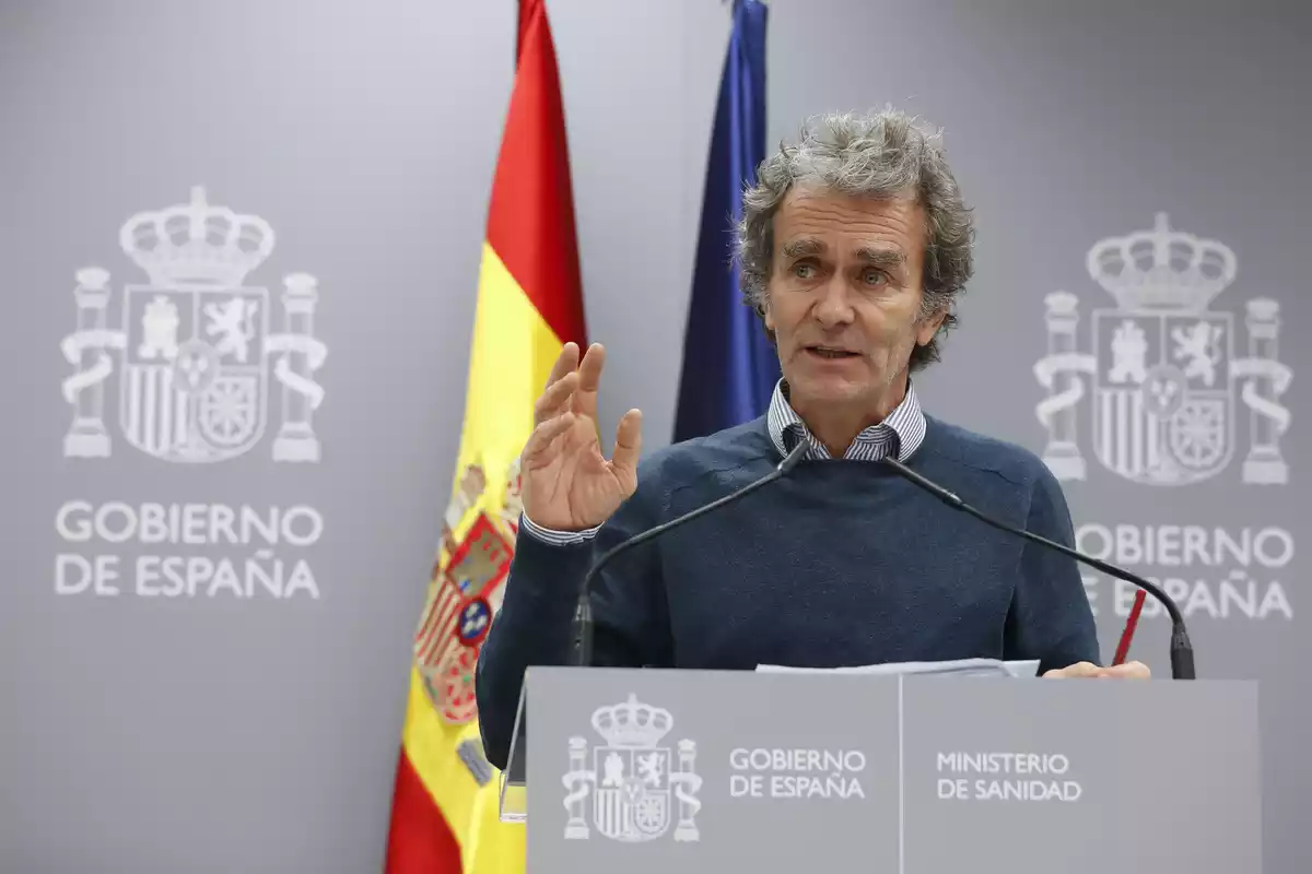 Fernando Simón hablando con las banderas de España y Europa de fondo