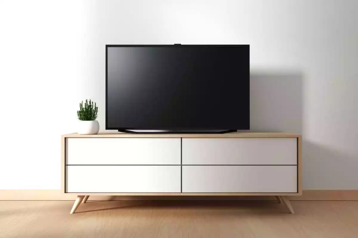 Fotografía de una televisión encima de un mueble