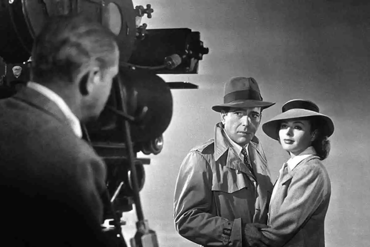 Humphrey Bogart e Ingrid Bergan en un momento del rodaje de la película Casablanca, delante de una cámara manejada por un operador