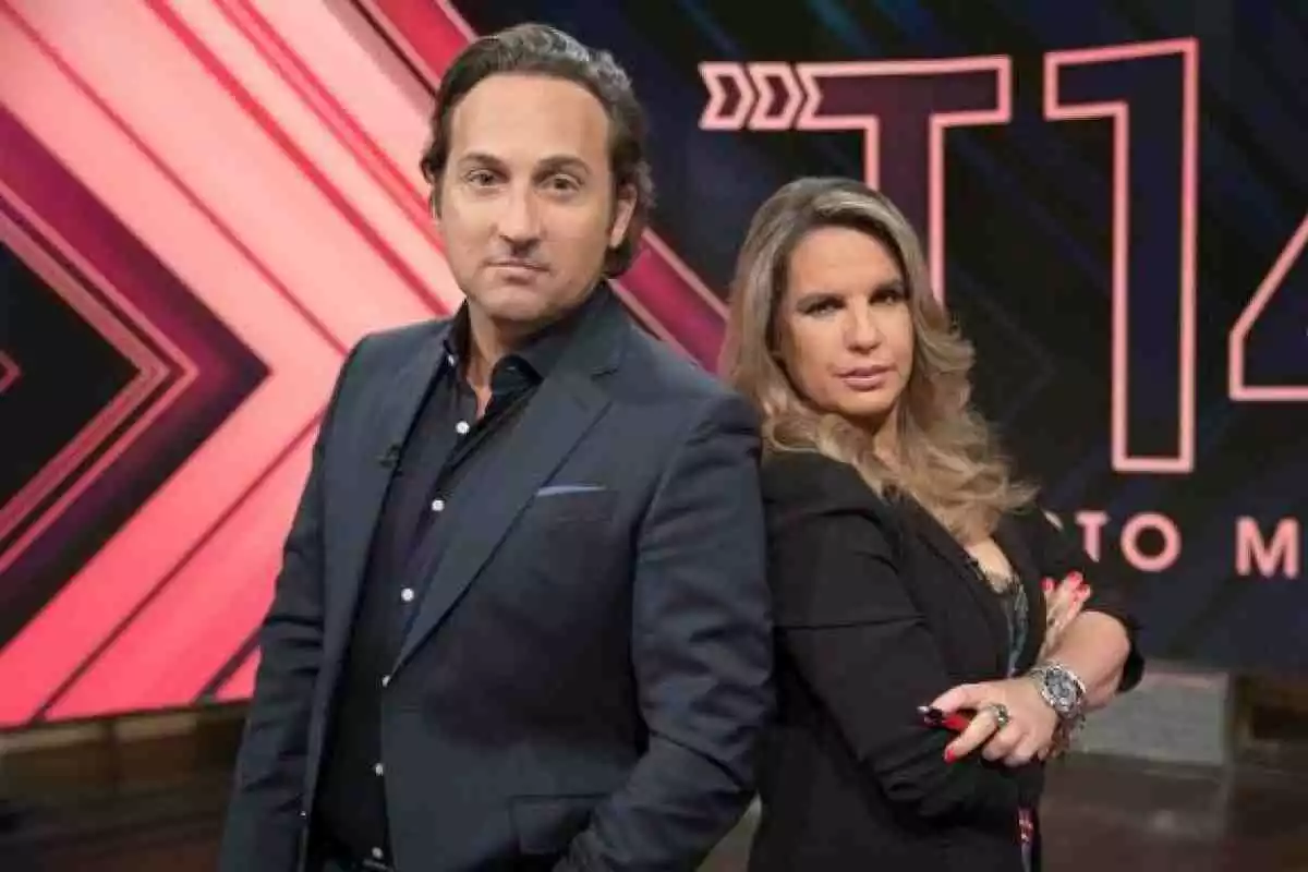 Iker Jiménez y su mujer, Carmen Porter, posando juntos para la cabecera de la 14º temporada de Cuarto Milenio