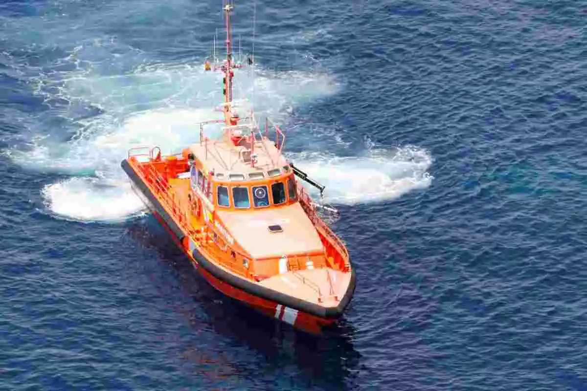 Imagen de un barco de salvamento en el mar