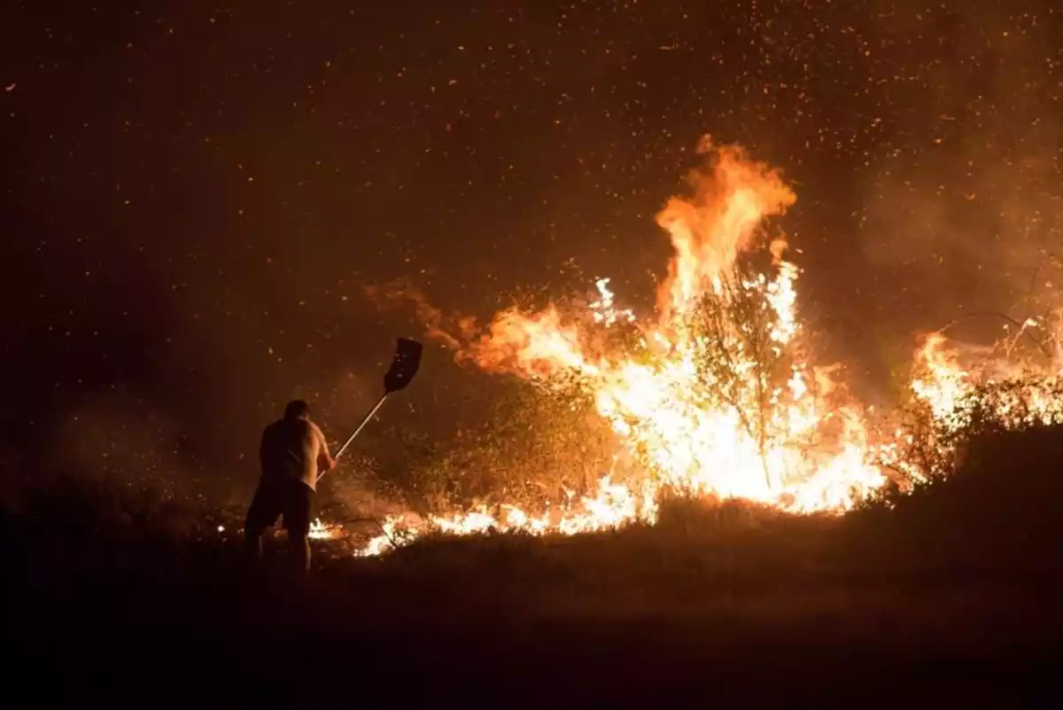 Imagen de un incendio forestal en Cualedro, Ourense