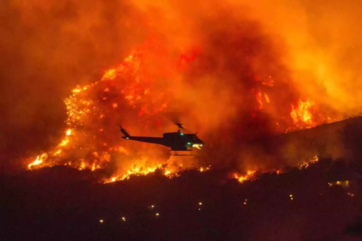 Imagen de un potente incendio forestal en California el septiembre de 2020