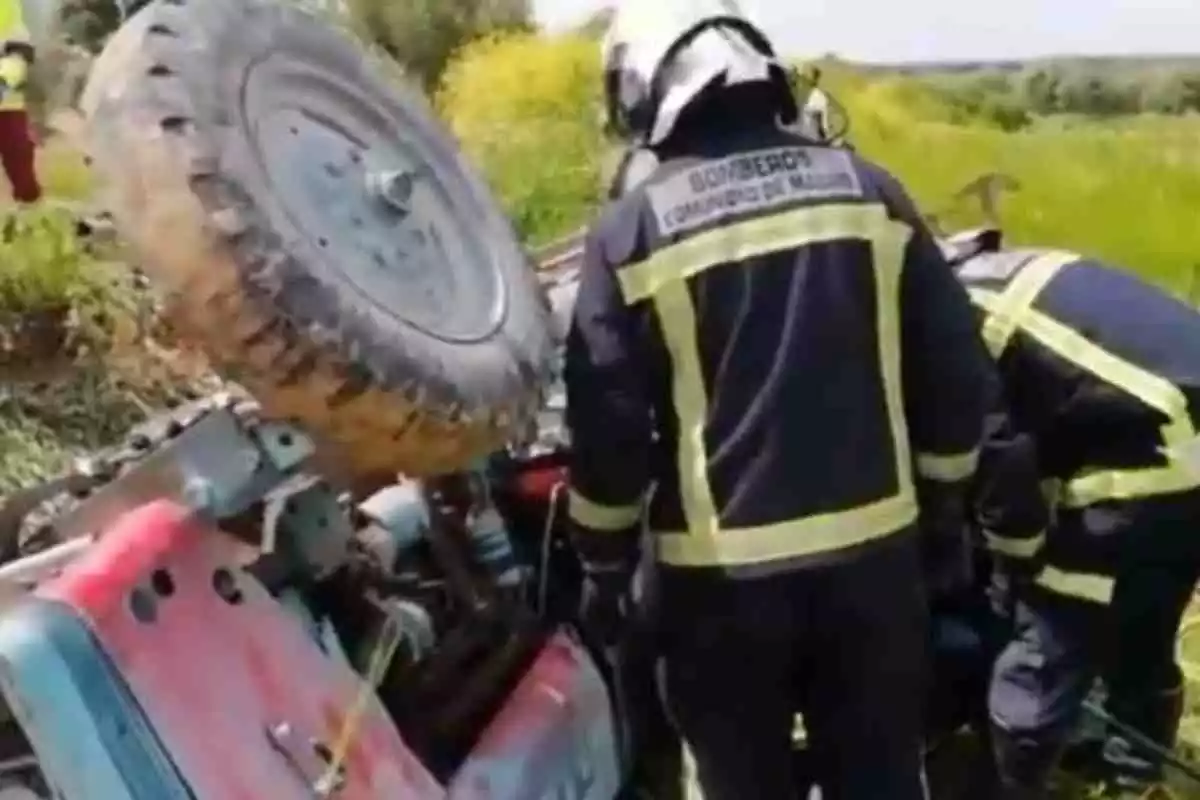 Imagen de un tractor accidentado