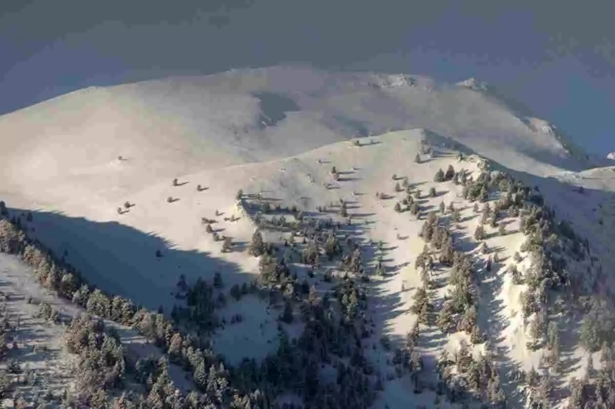 Imagen de una montaña del Pirineo nevada