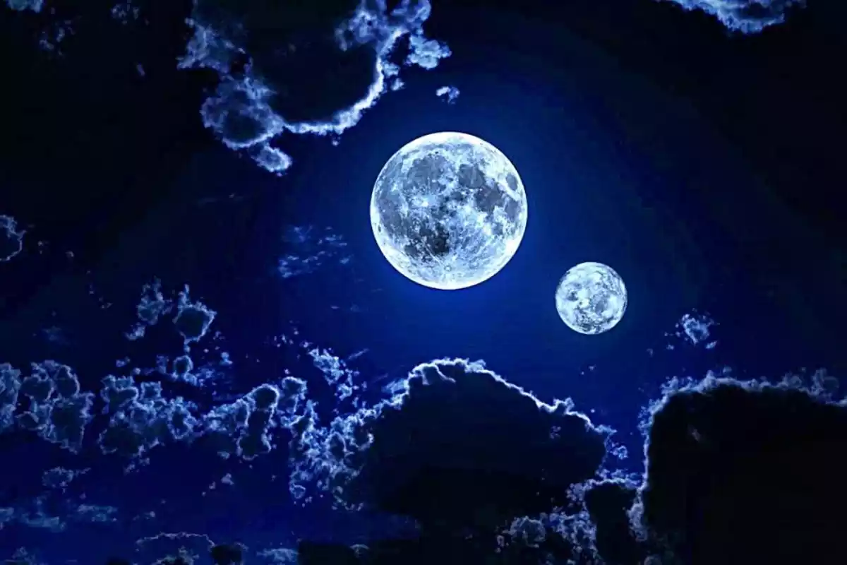 Imagen ilustrativa de dos lunas en el cielo