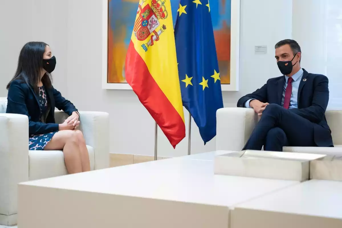 Inés Arrimadas y Pedro Sánchez en la reunión de la Moncloa, en sofás blancos