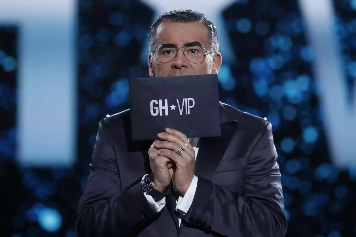 Jorge Javier Vázquez sujetando un sobre con el logotipo de Gran Hermano VIP