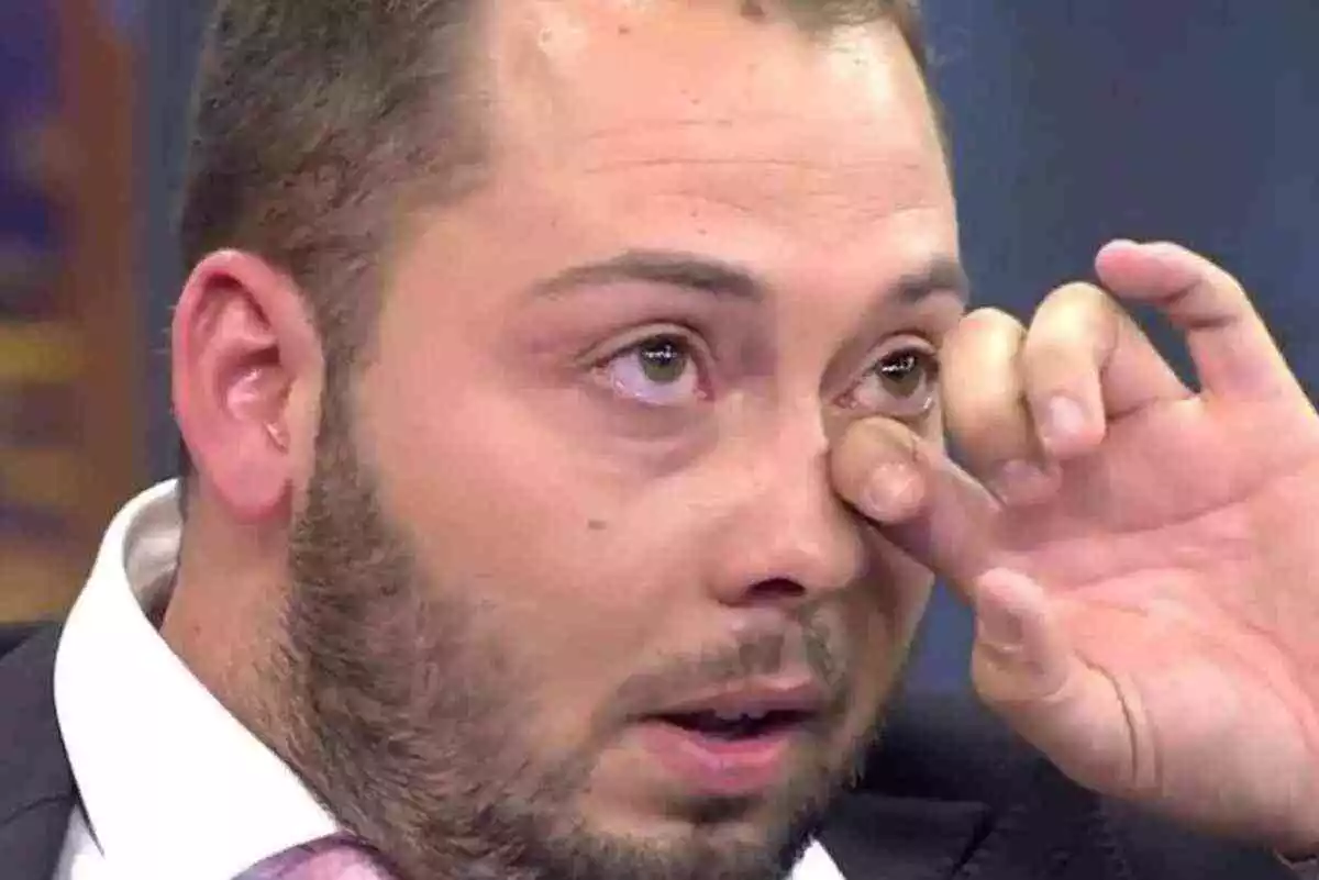 José Antonio Avilés llorando en un plató de televisión
