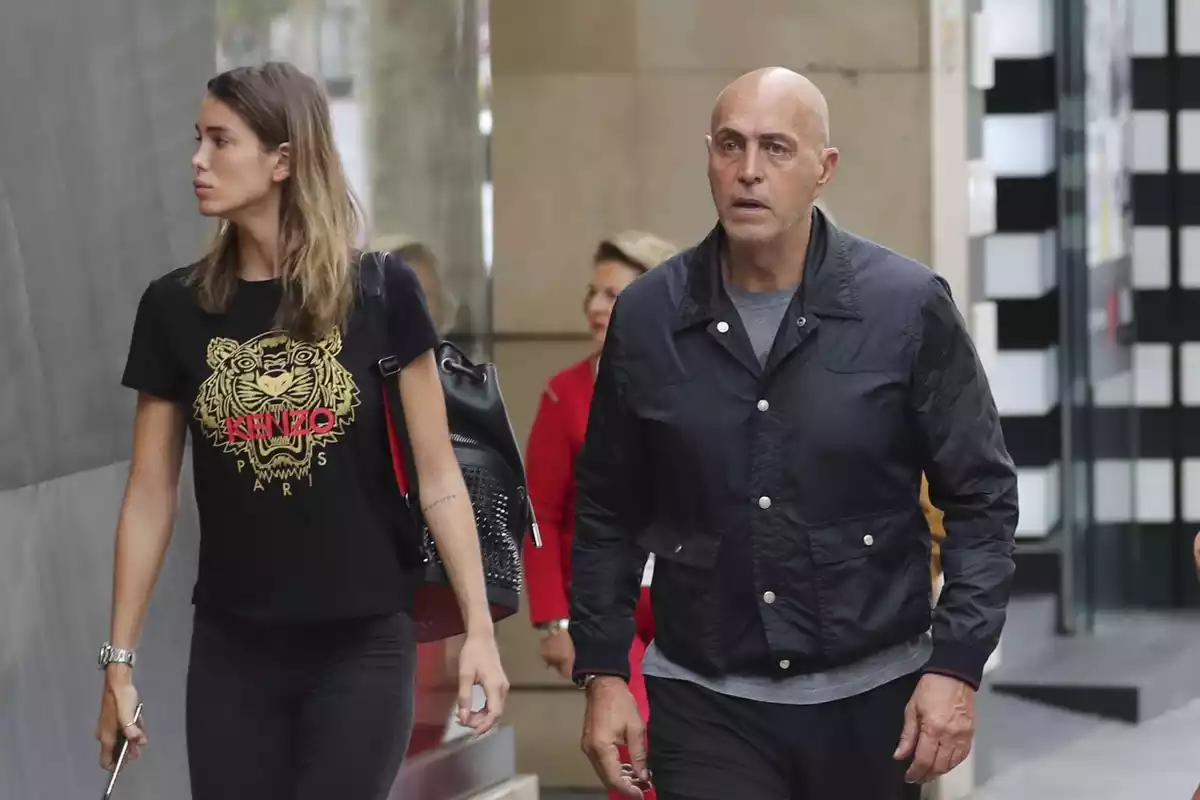Kiko Matamoros con su novia Marta López paseando por la calle
