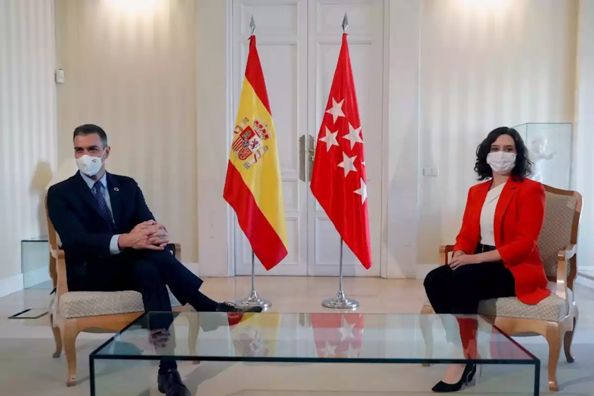 La presidenta de la Comunidad de Madrid, Isabel Díaz Ayuso, y el presidente del Gobierno, Pedro Sánchez, durante la reunión del 21/09/2020