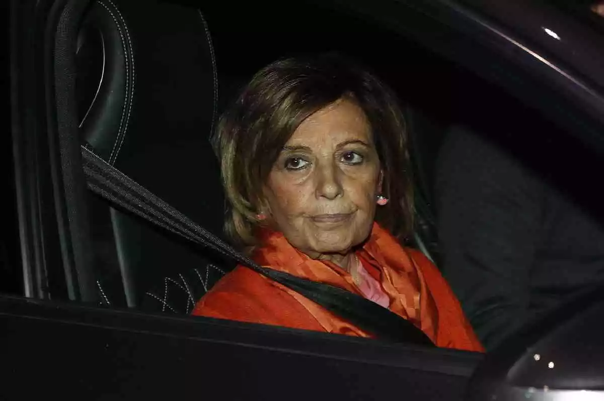 María Teresa Campos muy seria, de copiloto en un vehículo
