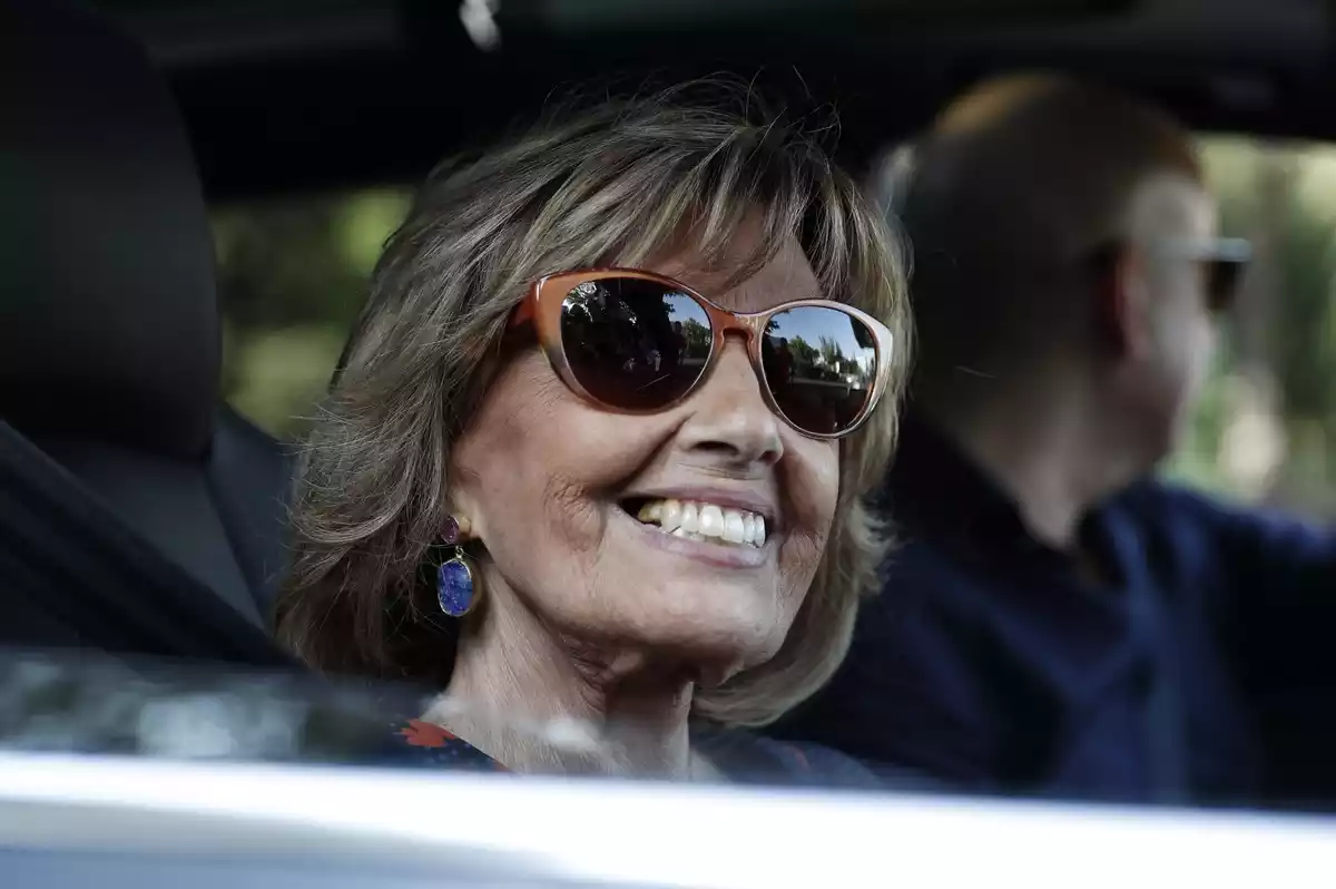 María Teresa Campos sonrie en un coche