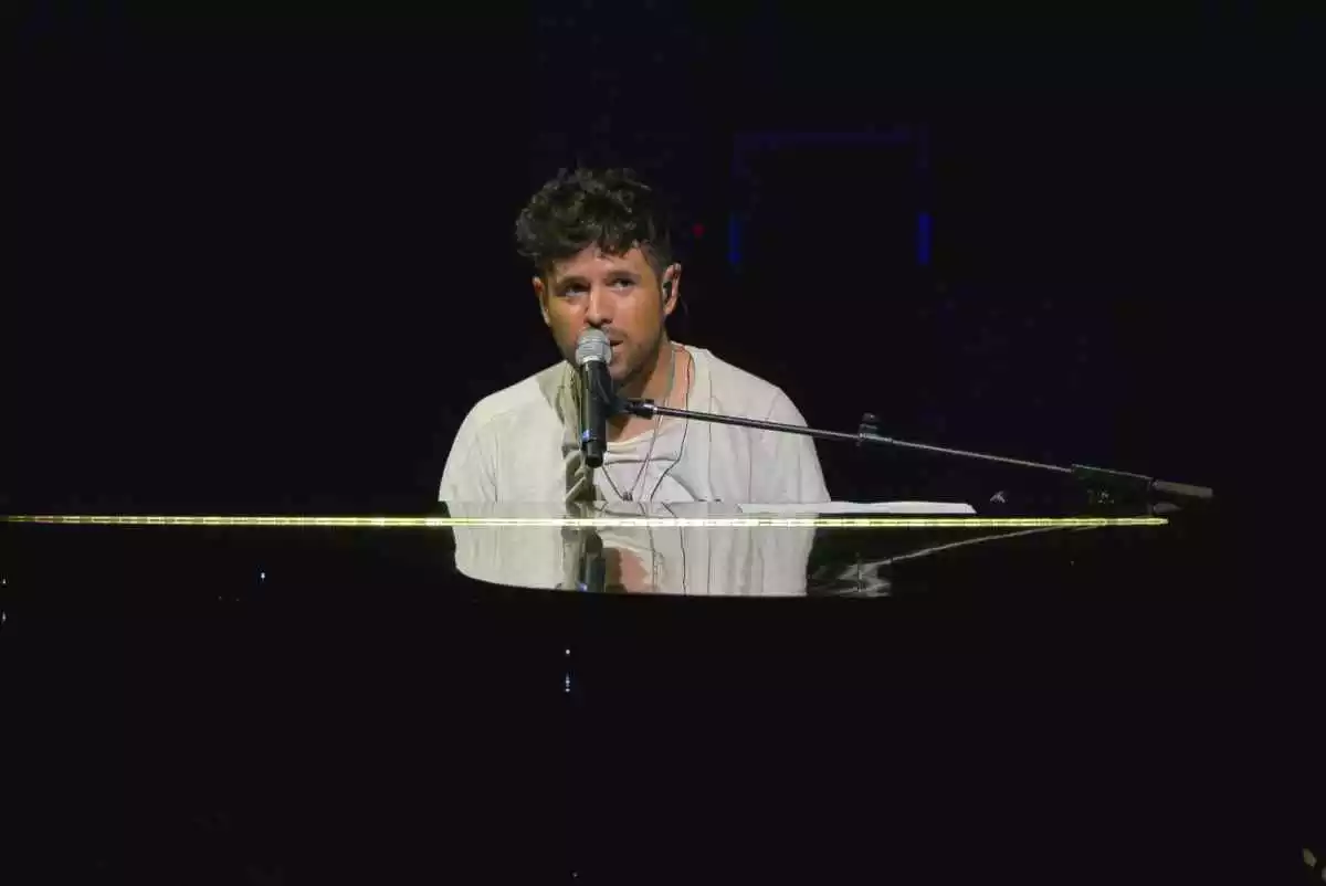 Pablo López sentado en su piano durante un concierto