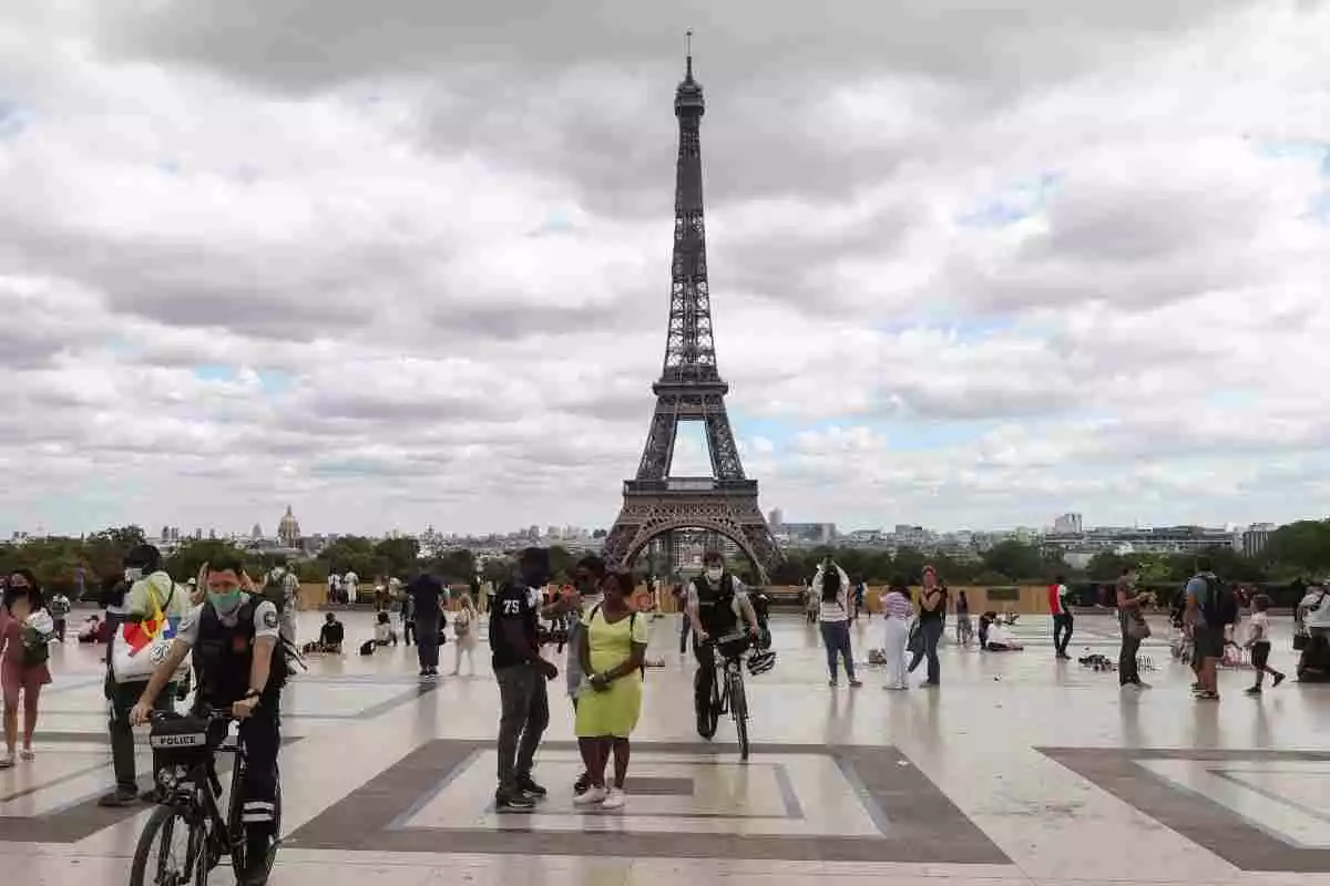Personas con mascarillas en la esplanada de la Torre Eiffel