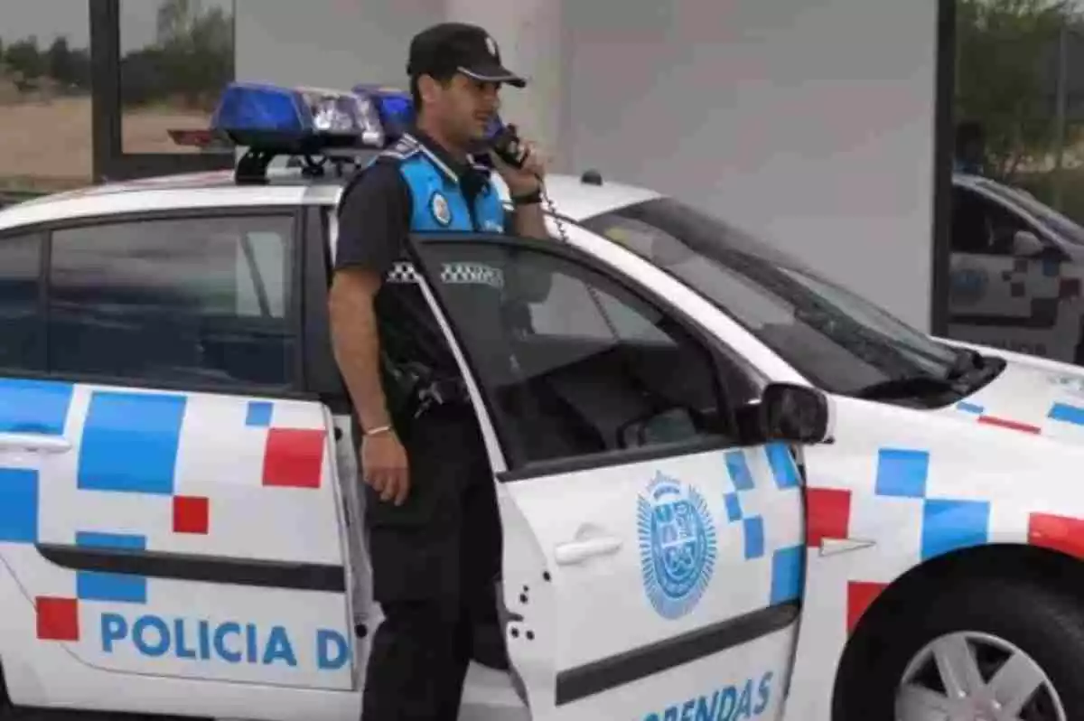 Policía Local de Alcobendas (Madrid) atendiendo un mensaje de radio en el coche oficial