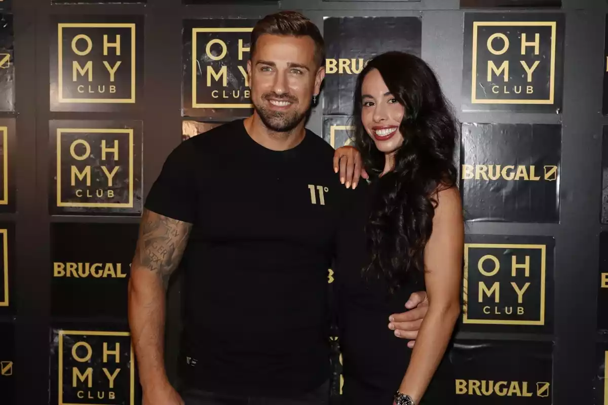 Rafa Mora junto a su novia Macarena Millán en un photocall de Oh My Club